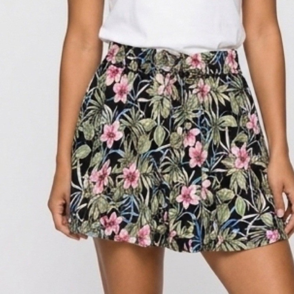 NWT Blue Rain Mini Skirt Women XS Black‎ Floral Rayon Hibiscus Print Francesca's